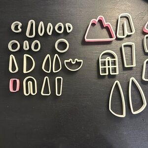 ⚜️🔅🩷🎉🎁🎈🛍️🪑🗝️🔑💎💰🪙💡🔌🕰️⏳🏝️🚦HUGE lot of 43 polymer clay cutters!!!